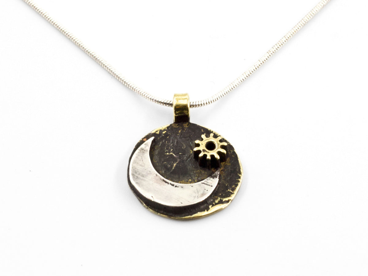 Collana luna in argento con pendente in forma di luna e ingranaggio decorativo