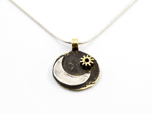Collana luna in argento con pendente in forma di luna e ingranaggio decorativo