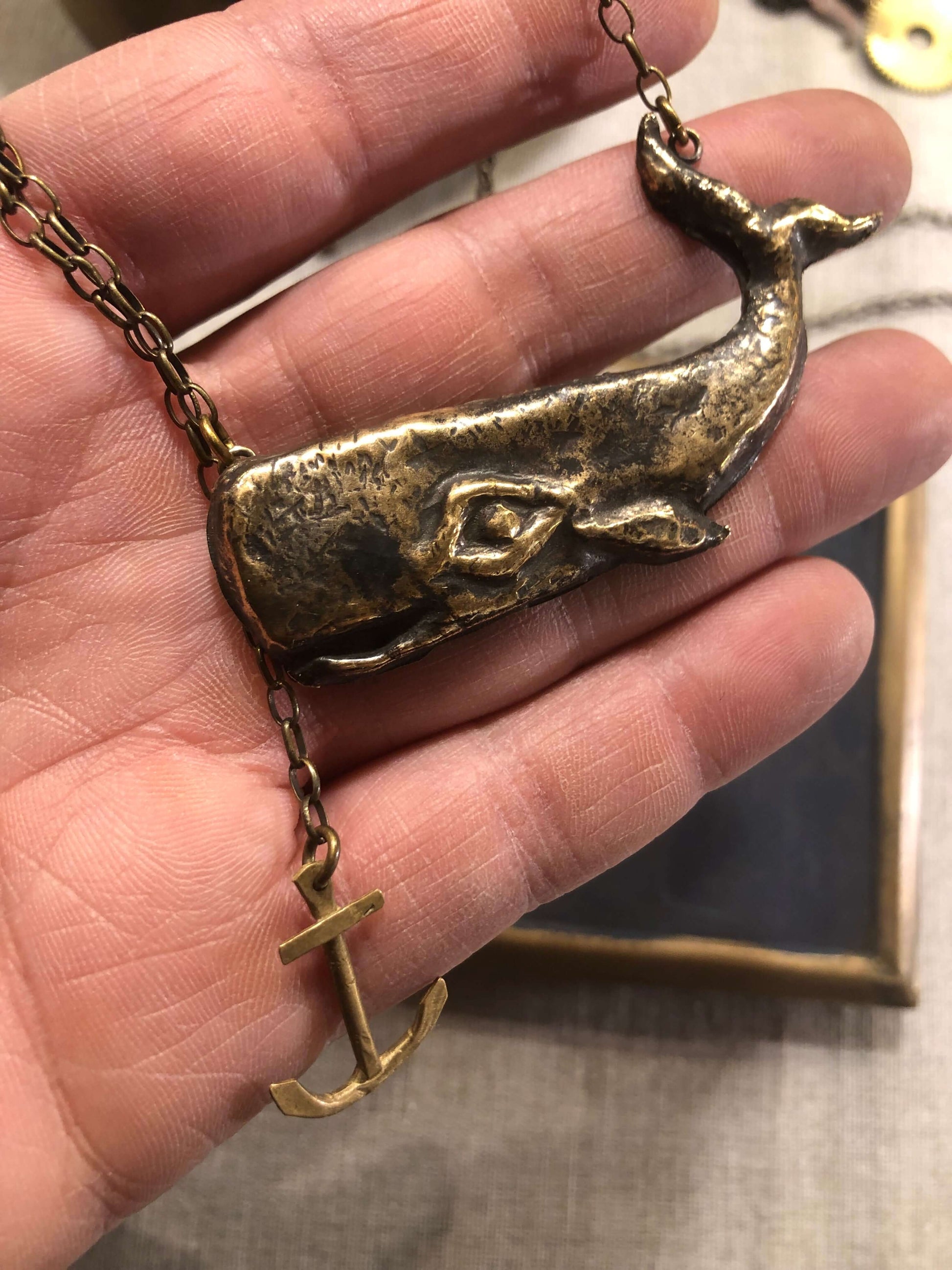 Collana Moby Dick in bronzo con ciondolo a forma di balena e ancoraggio, vista da vicino