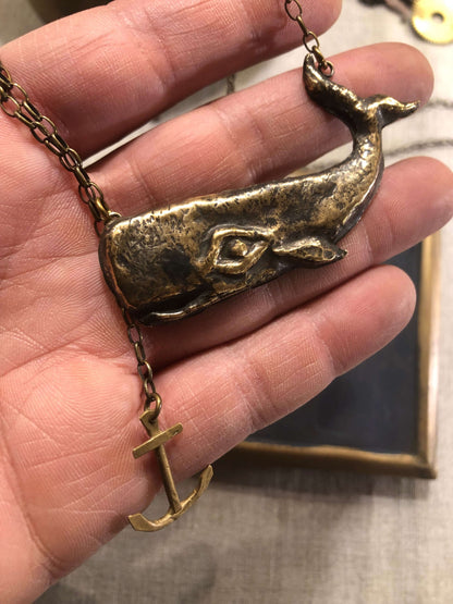 Collana Moby Dick in bronzo con ciondolo a forma di balena e ancoraggio, vista da vicino