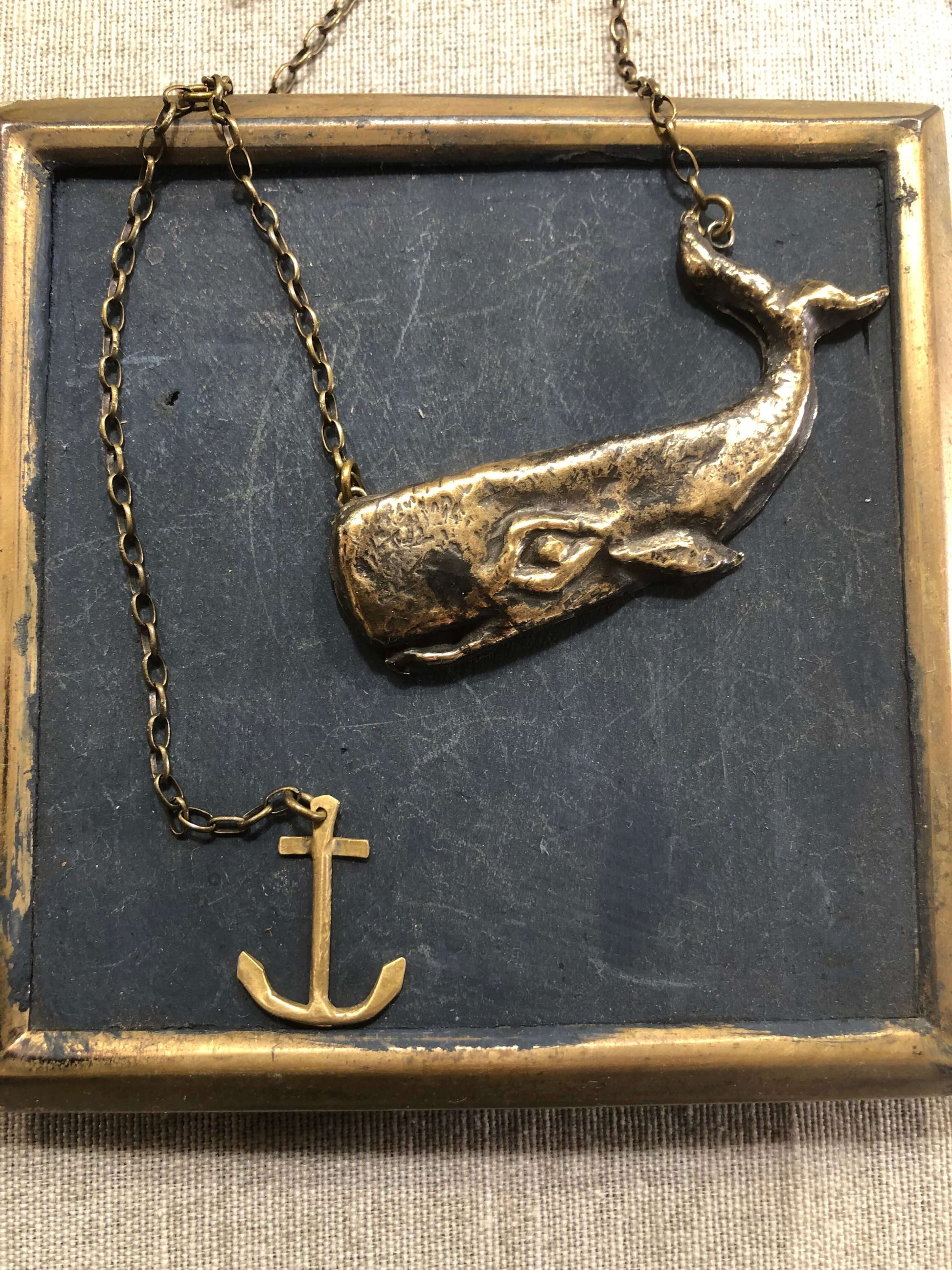 Collana Moby Dick in bronzo con pendente a forma di balena e ancora in bronzo