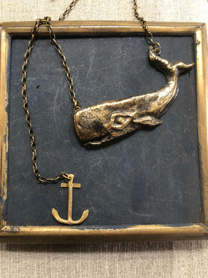 Collana Moby Dick in bronzo con pendente a forma di balena e ancora in bronzo