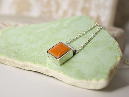 Collana mosaico artigianale con ciondolo arancione su base verde chiaro