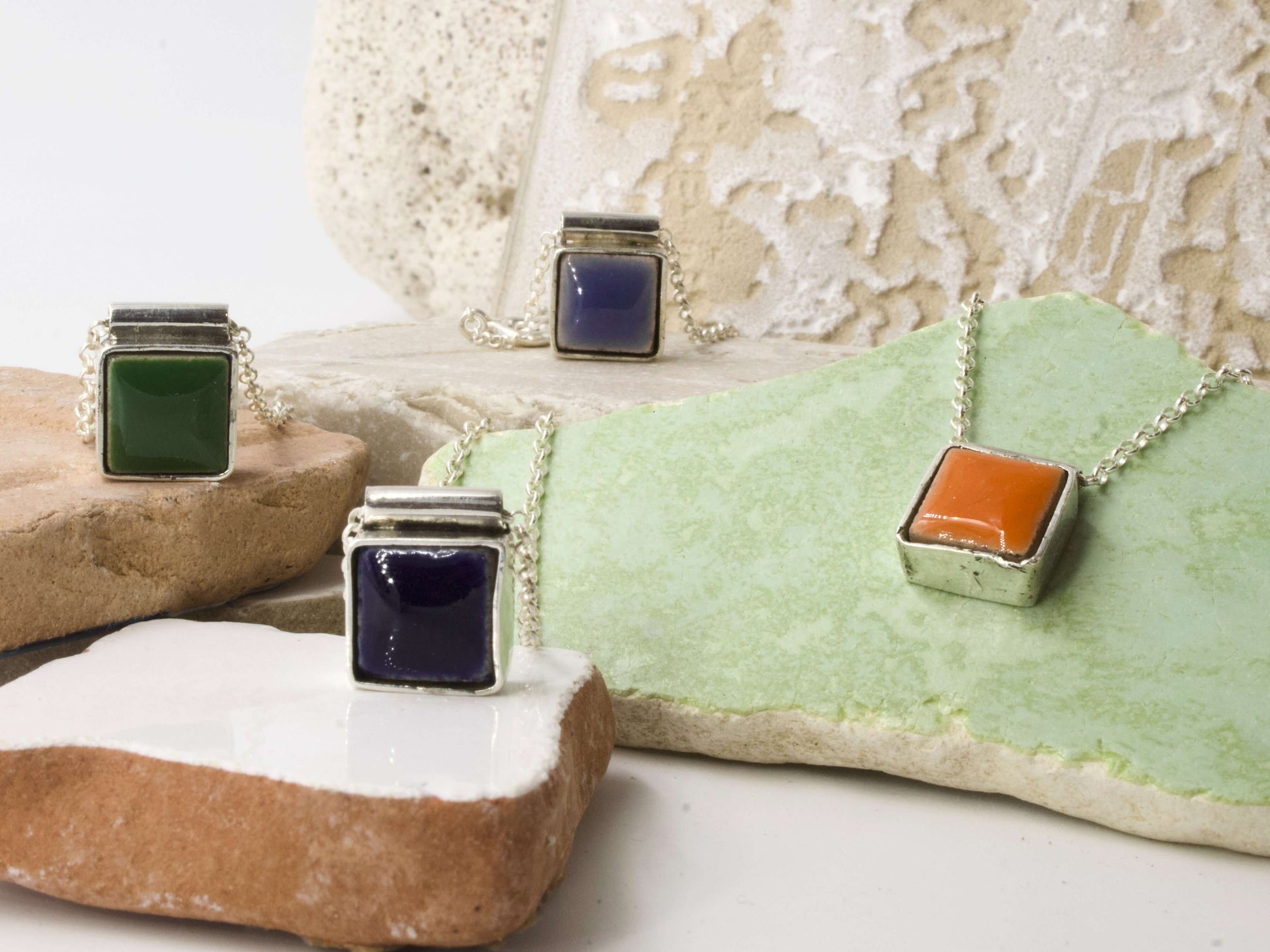 Collane mosaico artigianale di Glimoire su basi di pietra colorate con smalti vivaci