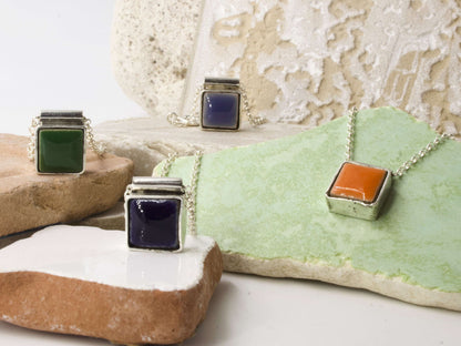 Collane mosaico artigianale di Glimoire su basi di pietra colorate con smalti vivaci