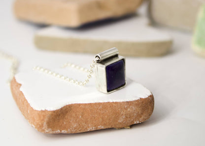 Collana mosaico artigianale con ciondolo quadrato blu su base in pietra naturale