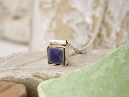 Collana mosaico artigianale in argento con ciondolo quadrato blu su sfondo naturale