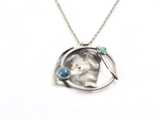 Collana Glimoire in argento con design moderno e pietre blu e verdi incastonate