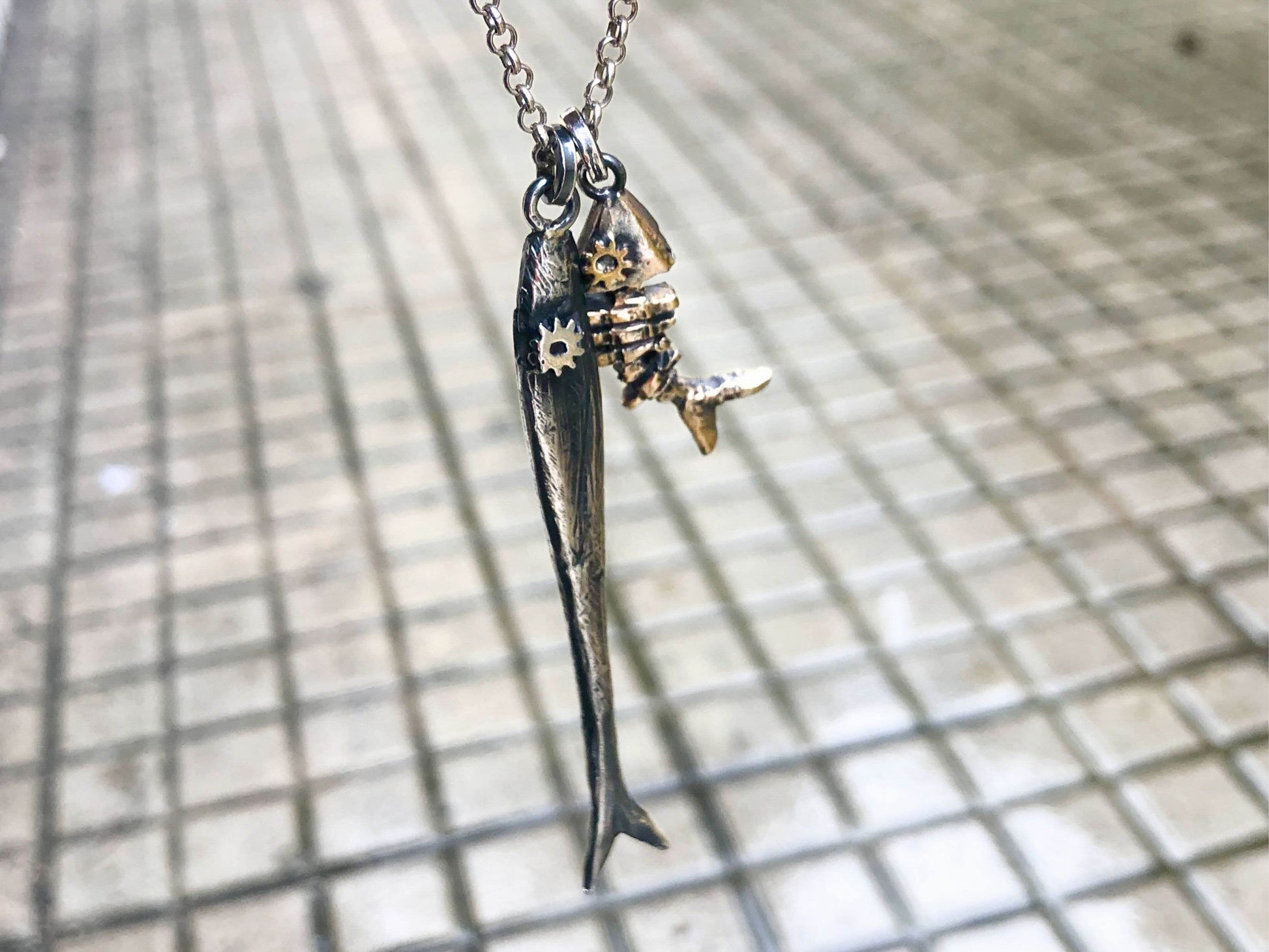 Collana sardine in bronzo e argento. Silhouette pesci realizzati a mano
