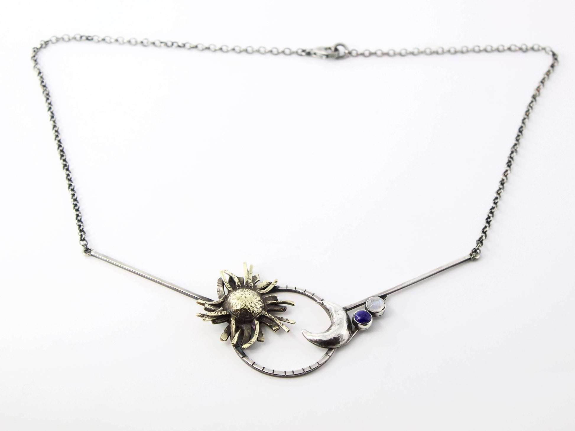 Collana soleluna Glimoire in metallo con pendente a sole e luna intrecciati su catena sottile