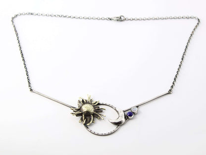 Collana soleluna Glimoire in metallo con pendente a sole e luna intrecciati su catena sottile