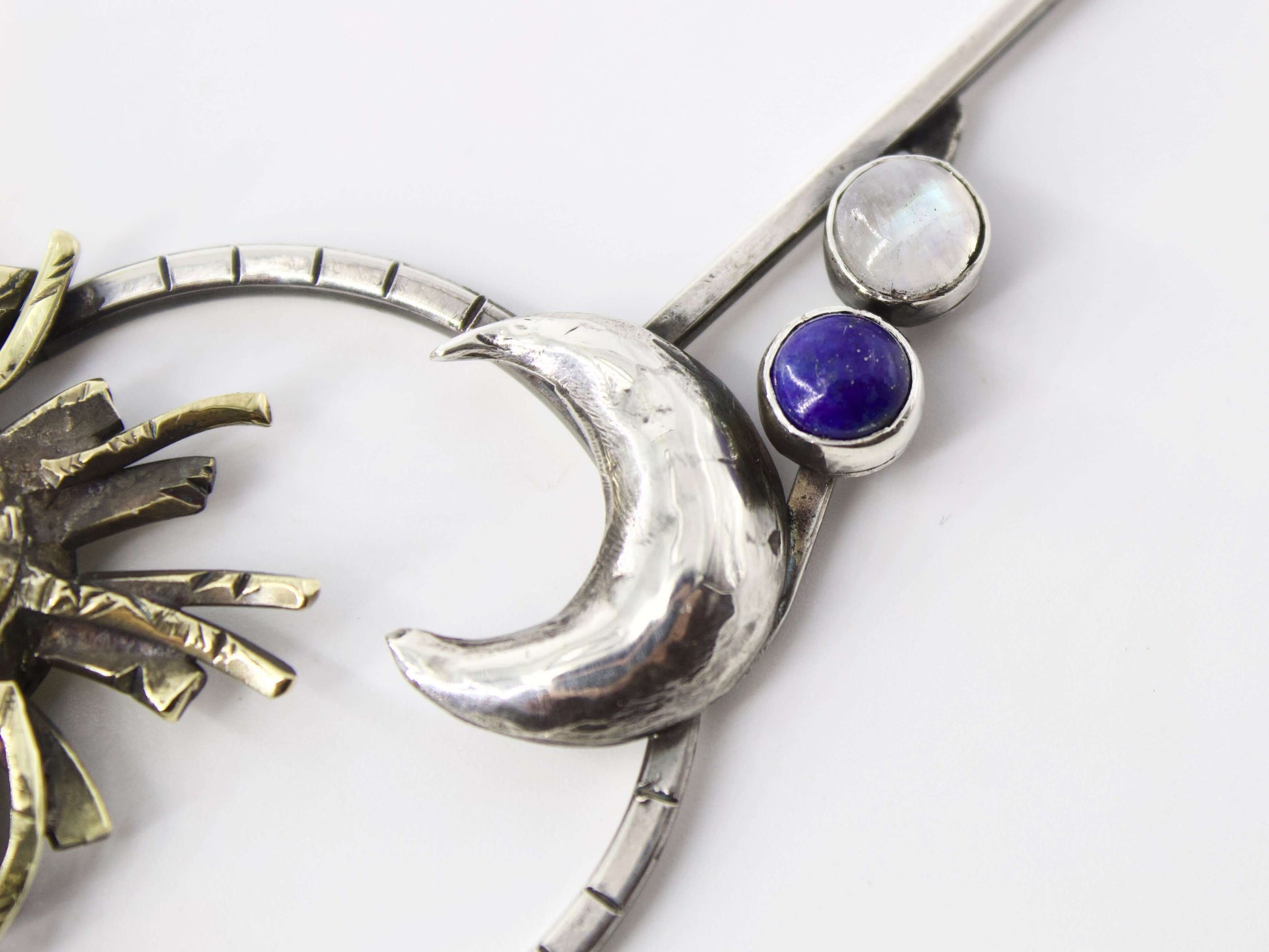 Collana soleluna Glimoire con ciondoli a forma di luna e pietre preziose blu e bianche