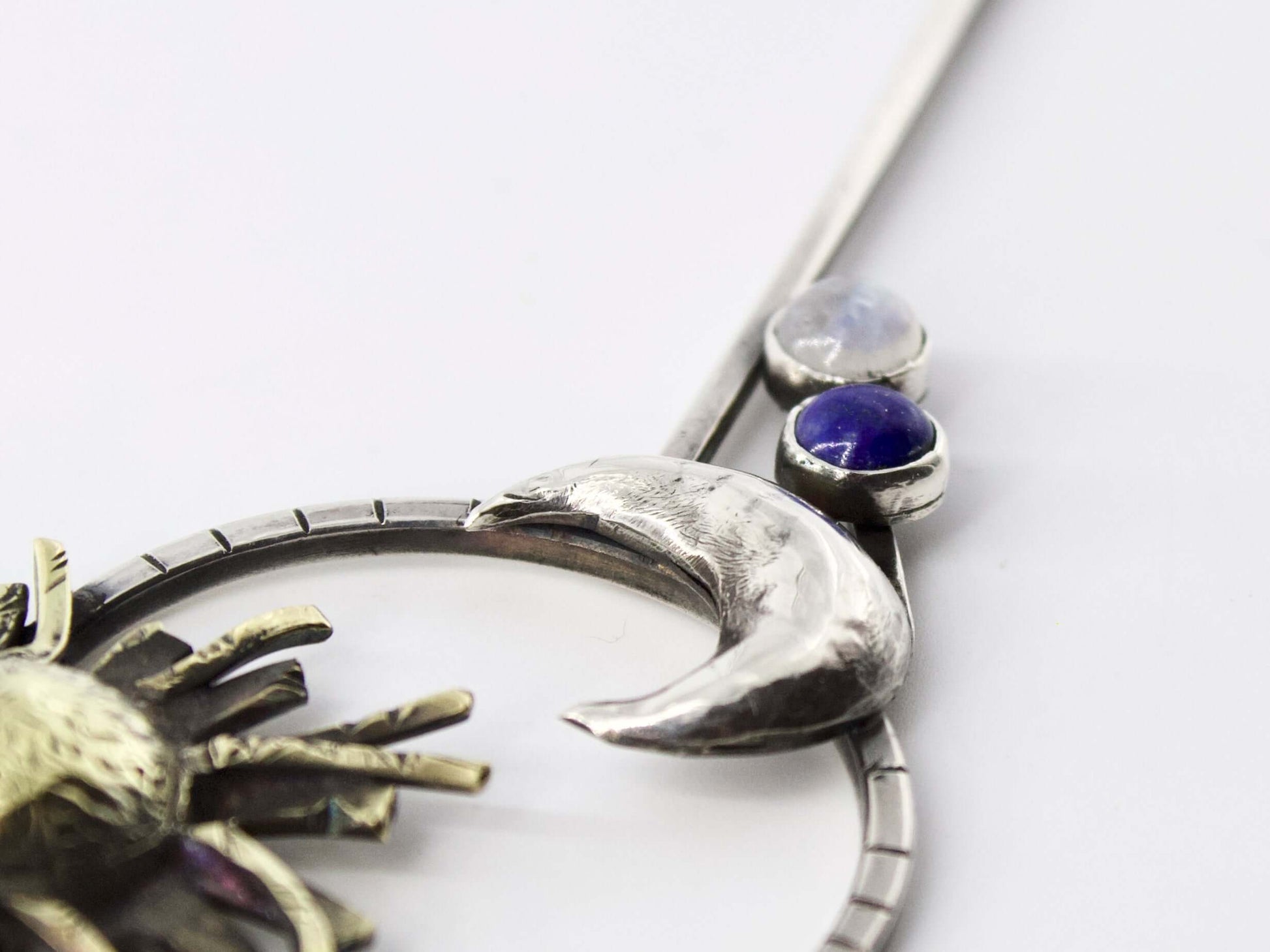 Collana soleluna Glimoire con pendente a mezzaluna e pietre naturali blu e bianche