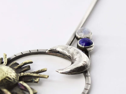 Collana soleluna Glimoire con pendente a mezzaluna e pietre naturali blu e bianche
