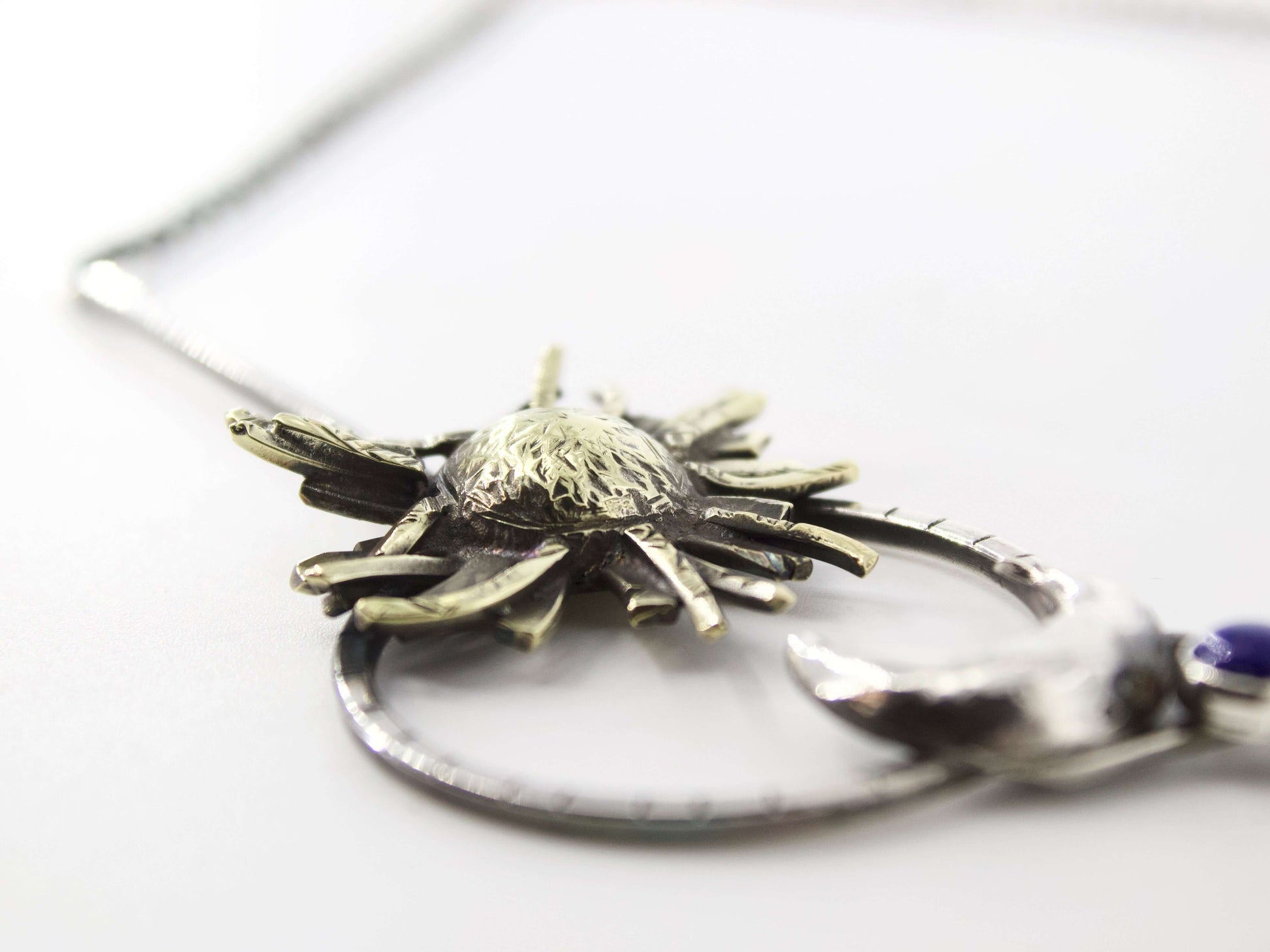 Collana soleluna Glimoire con ciondolo sole in metallo argentato dettagliato con catena sottile