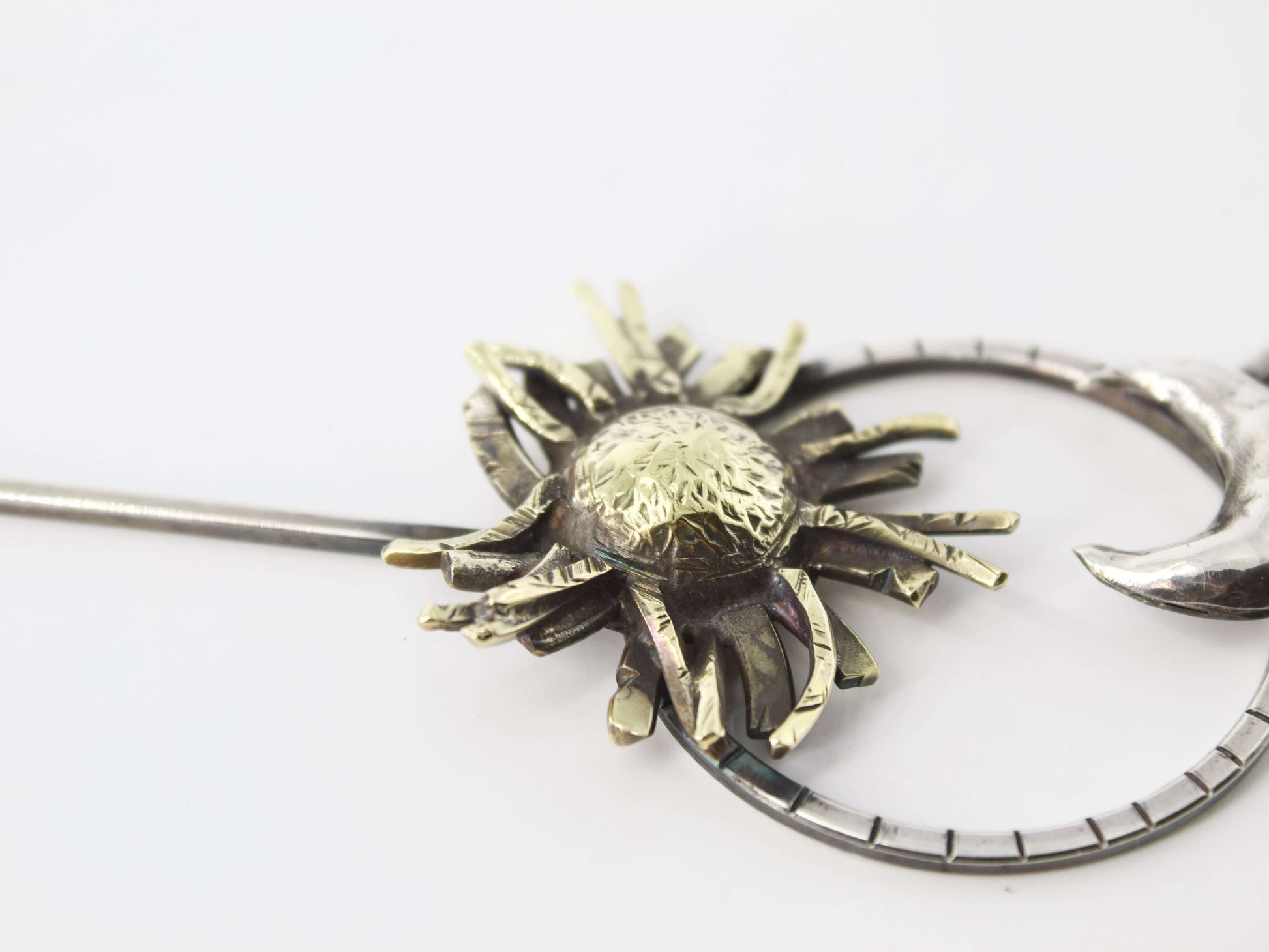 Collana soleluna Glimoire con design a sole e luna in metallo lucido e dettagli scolpiti