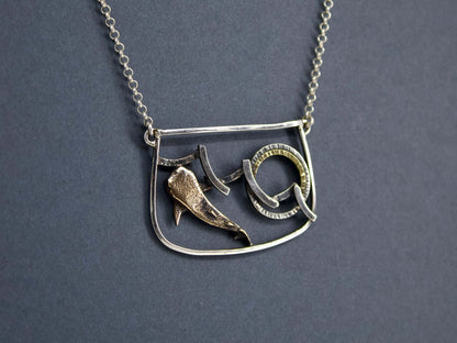 Collana squalo balena incisa a mano in argento con design artistico e catena fine di Glimoire