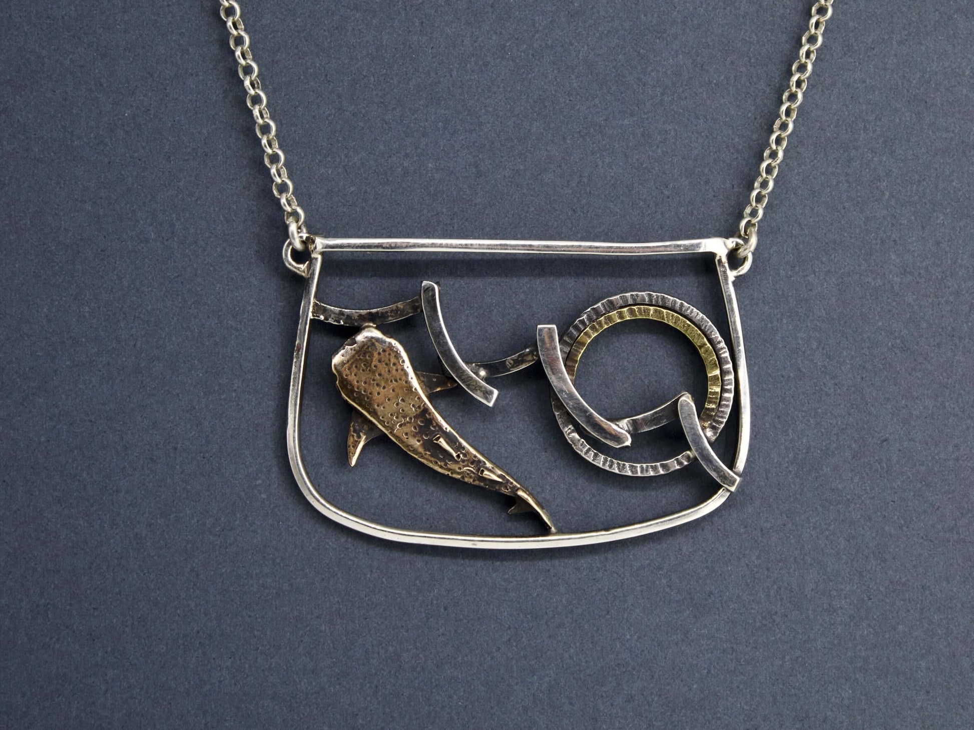 Collana squalo balena incisa a mano in metallo con design artistico e catena sottile Glimoire