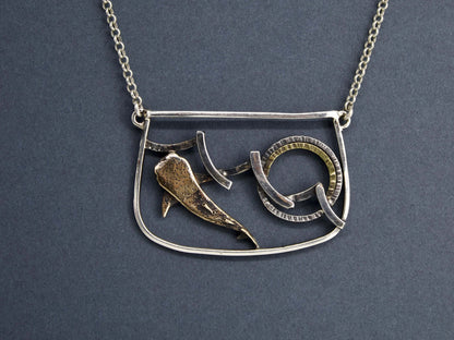 Collana squalo balena incisa a mano in metallo con design artistico e catena sottile Glimoire