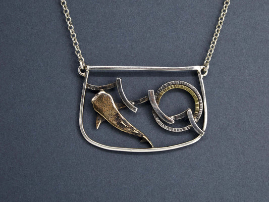 Collana squalo balena incisa a mano in metallo con design artistico e catena sottile Glimoire