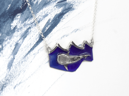 Collana squalobalena Glimoire con pendente blu e argento a forma di squalo su catena sottile