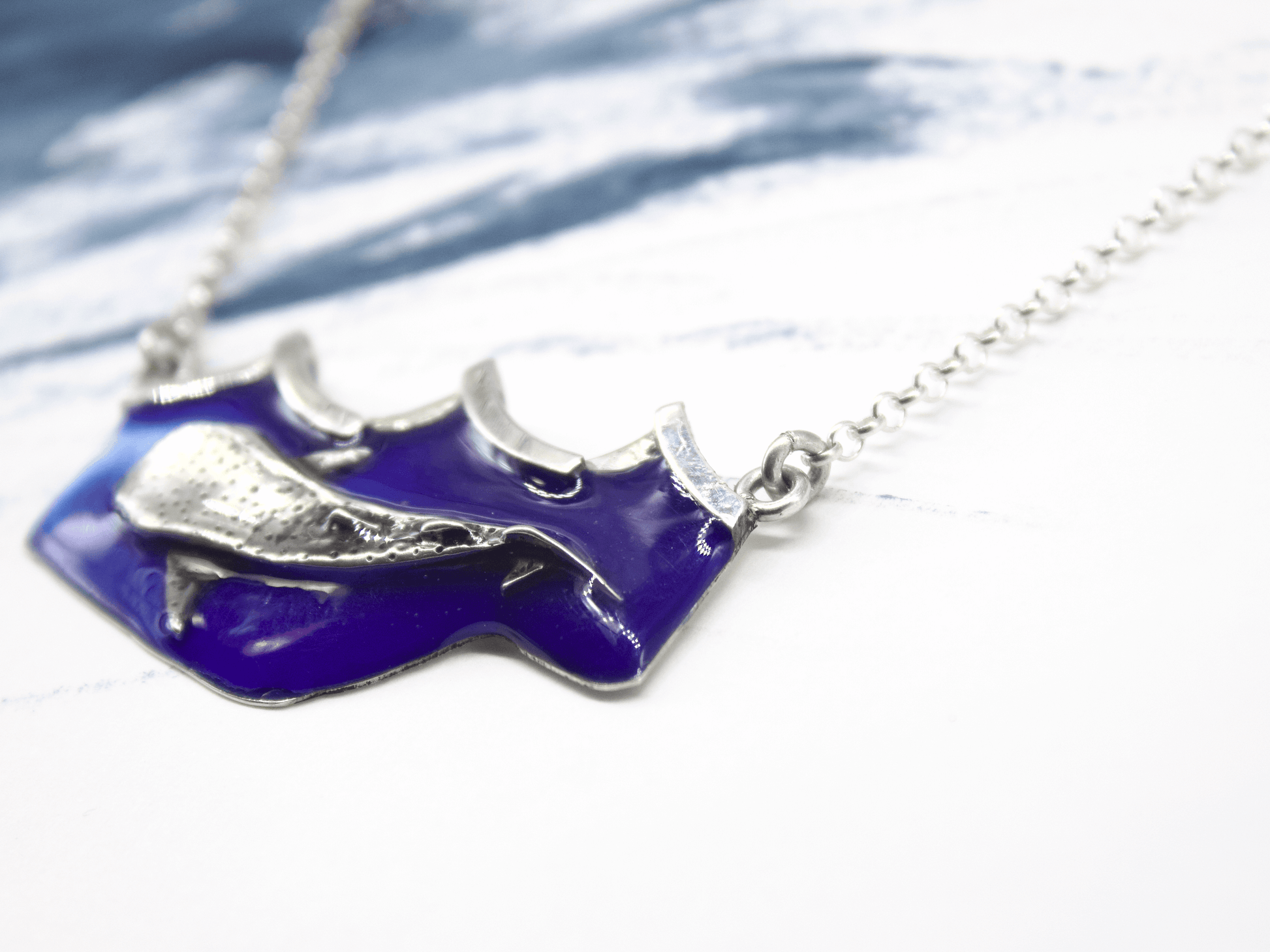 Collana squalobalena Glimoire con pendente blu e argento a forma di squalo balena