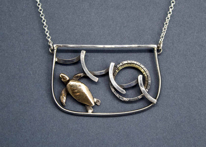 Collana tartaruga incisa a mano con pendente in bronzo e argento