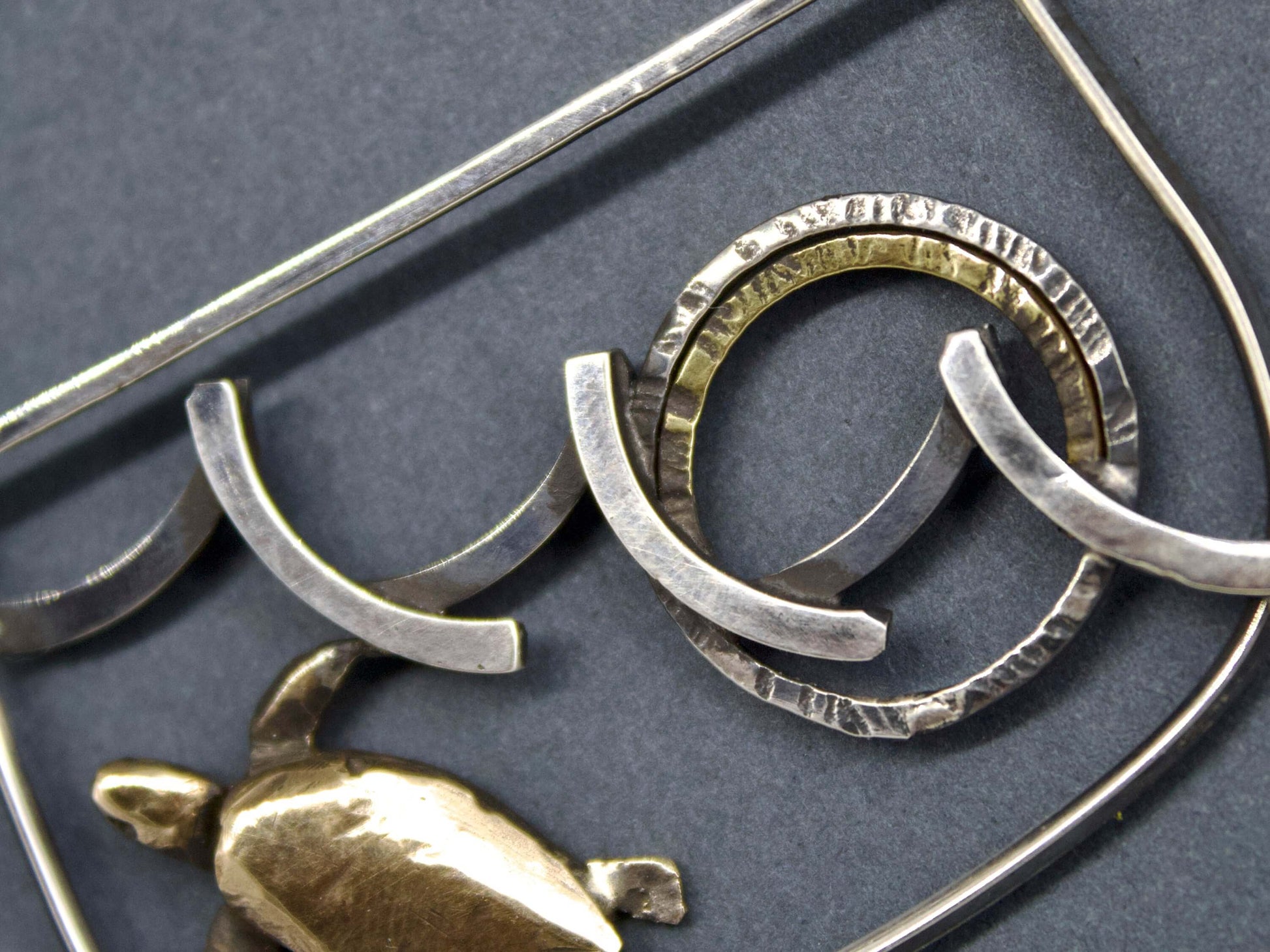 Collana tartaruga incisa a mano in metallo con dettagli geometrici e finitura artigianale elegante