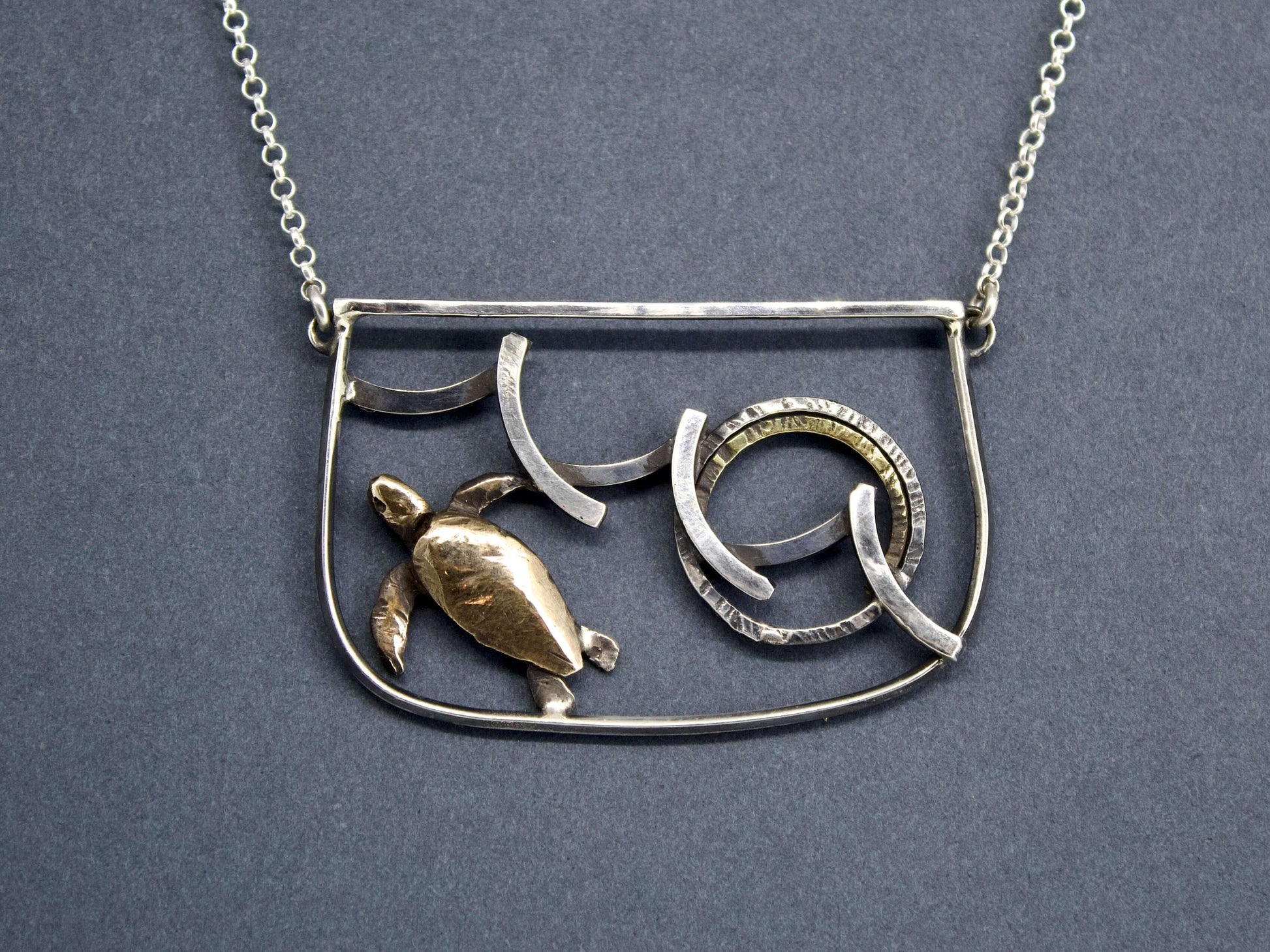 Collana tartaruga incisa a mano con design unico in metallo argentato e bronzo di Glimoire