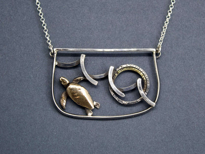 Collana tartaruga incisa a mano con design unico in metallo argentato e bronzo di Glimoire