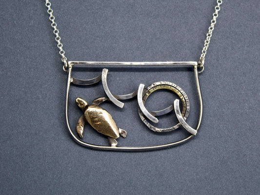 Collana tartaruga incisa a mano con design unico in metallo argentato e bronzo di Glimoire