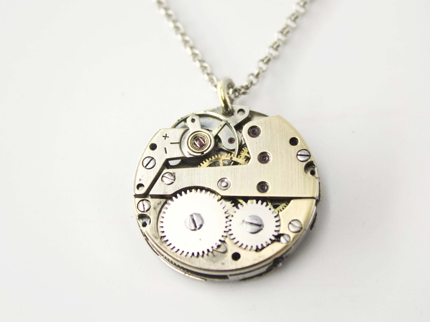 Collana unica nel suo genere con pendente di un raffinato meccanismo di orologio a carica manuale degli anni '50.
