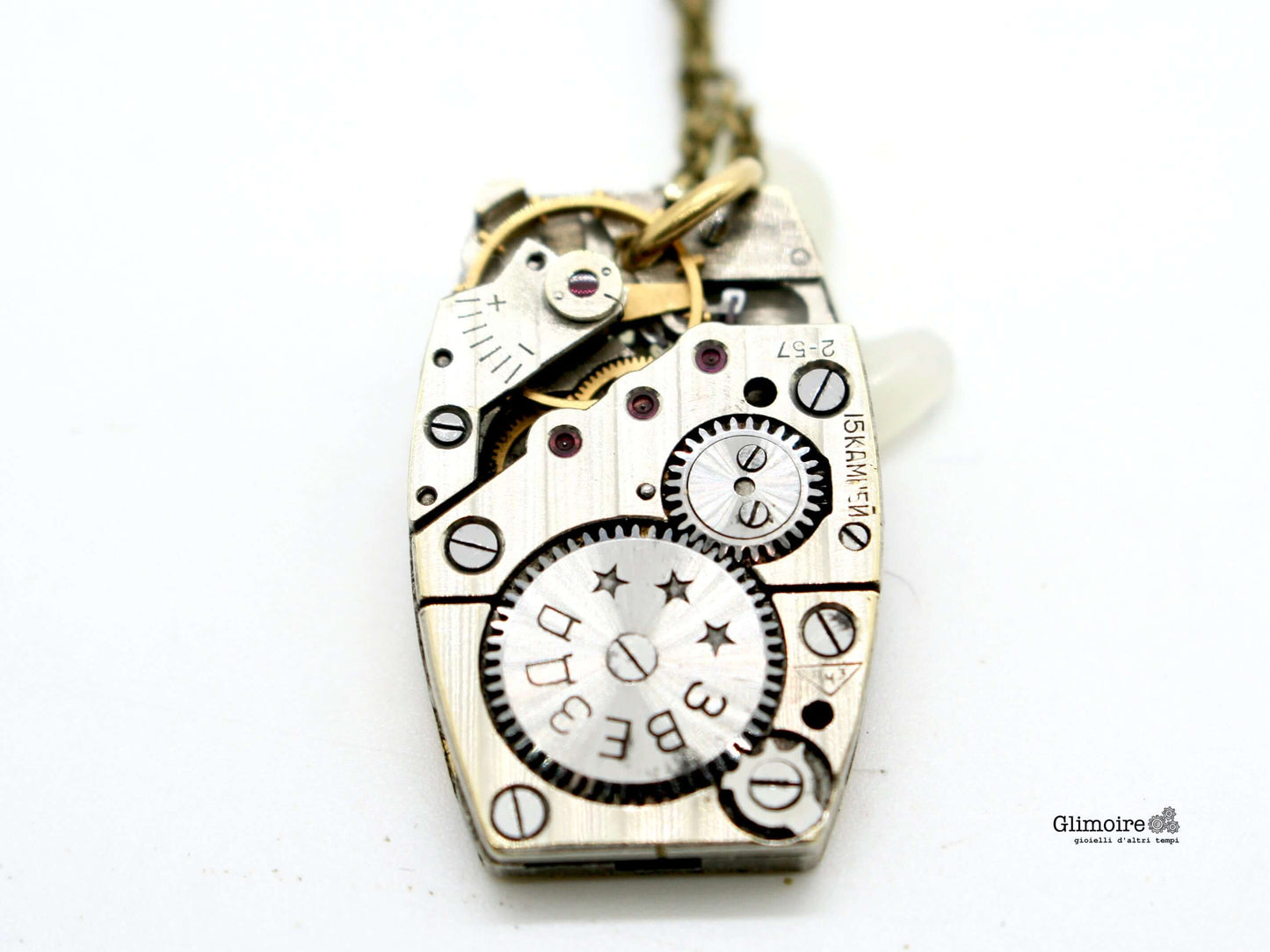 Questa collana unica nel suo genere presenta un meccanismo di orologio vintage degli anni '50, con ingranaggi visibili.