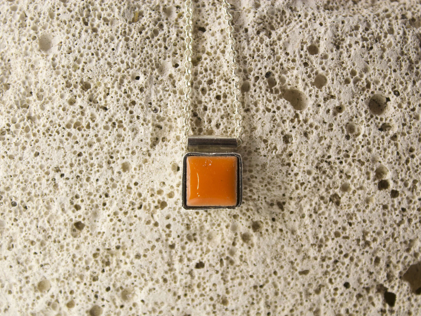 Collanina mosaico artigianale con pendente quadrato arancione su base in pietra vulcanica