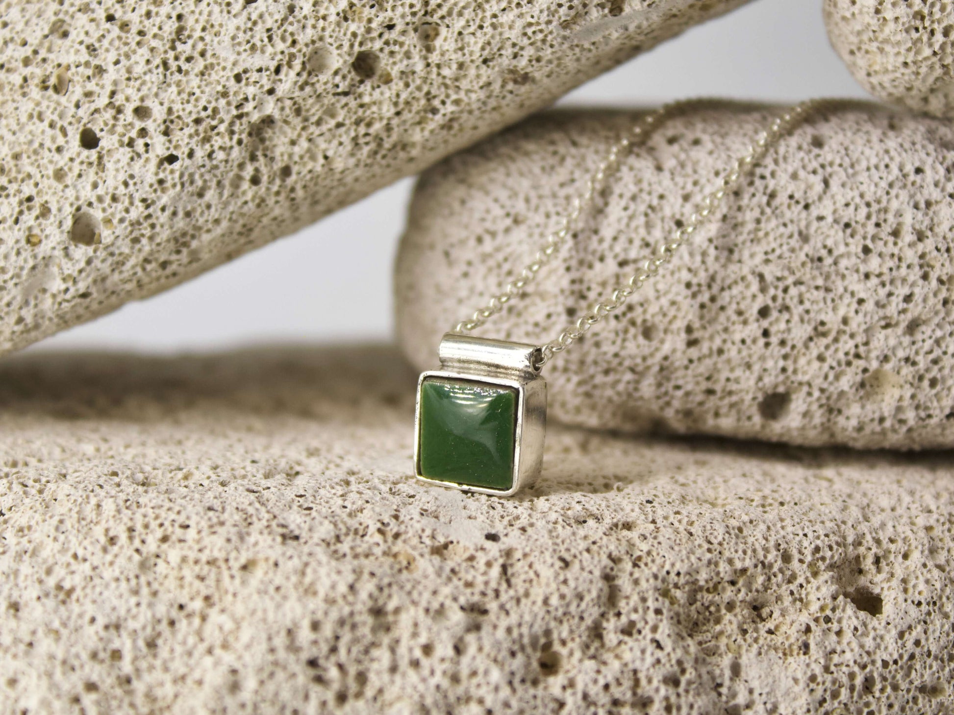 Collanina mosaico artigianale con ciondolo verde su catena fine per un tocco elegante