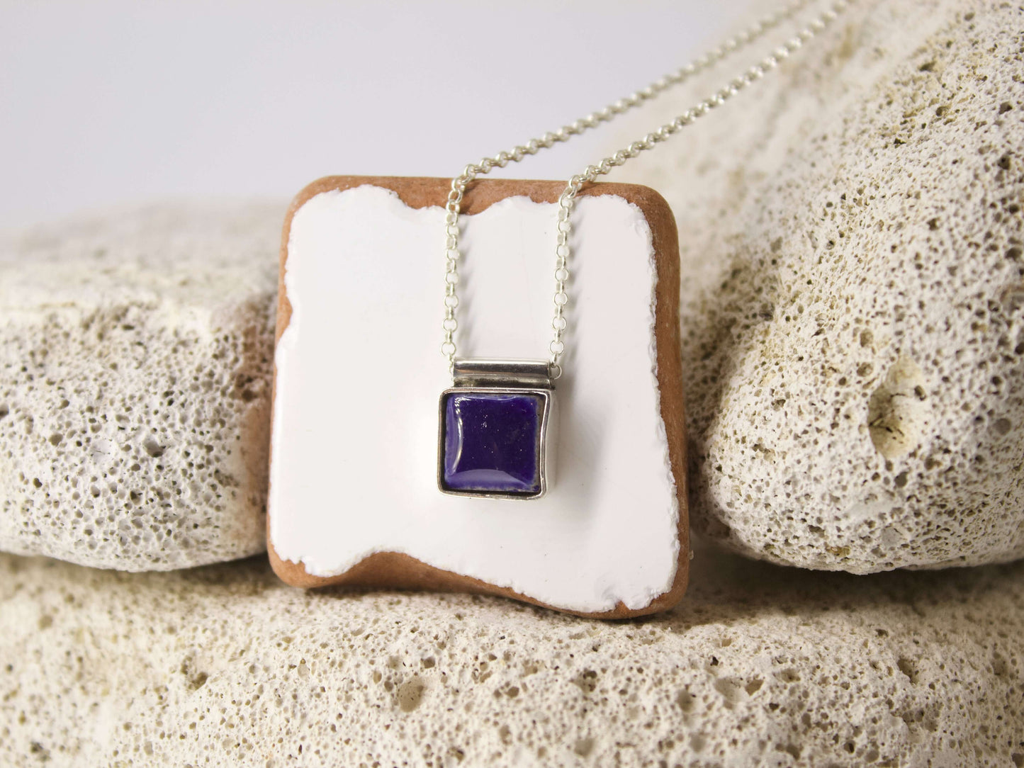 Collanina mosaico artigianale in argento con ciondolo viola su fondo bianco