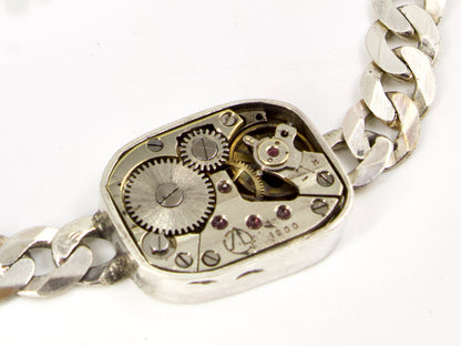 Dettaglio del meccanismo d orologio vintage con rubini montato su bracciale