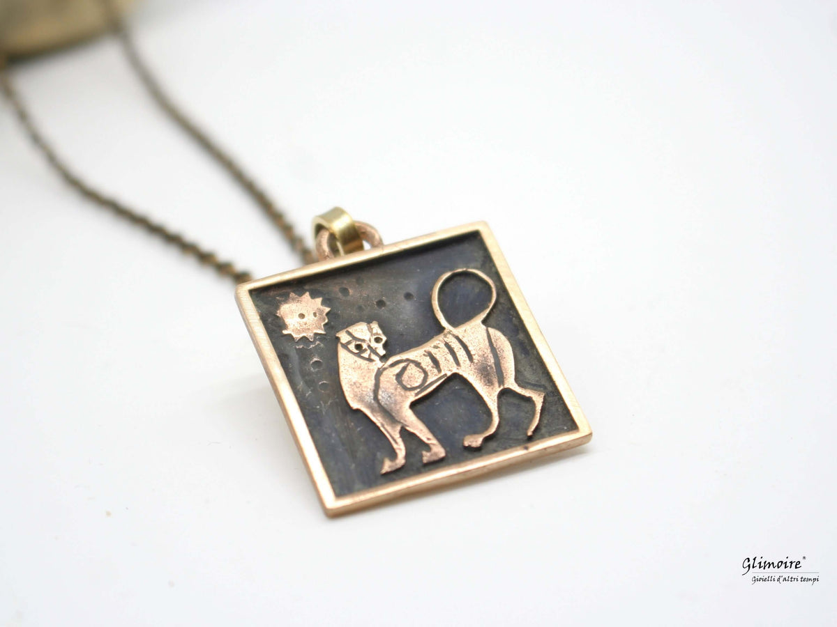 Collana con pendente leone etrusco inciso a mano quadrato in bronzo