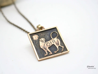 Collana con pendente leone etrusco inciso a mano quadrato in bronzo