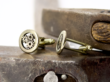 Gemelli uomo con ingranaggi in bronzo su base in legno rustico