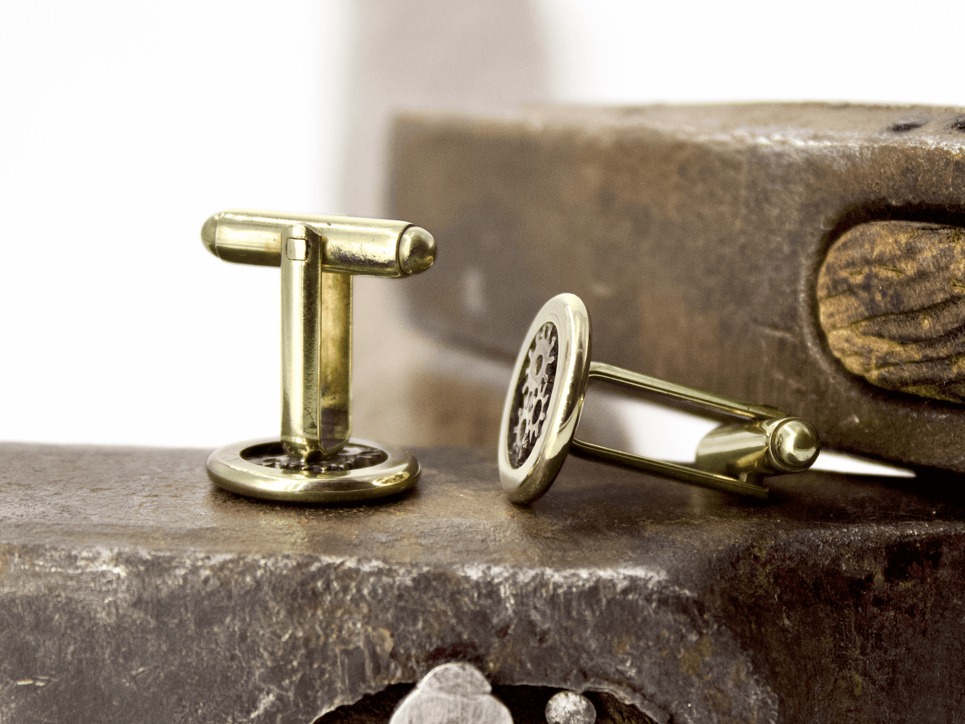 Gemelli uomo con ingranaggi in bronzo con design elegante e dettagli intricati