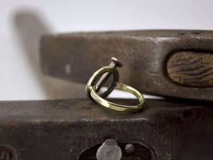 Anello chiodo Glimoire in metallo dorato con design minimalista e elemento a testa di chiodo
