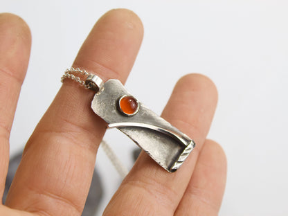 Collana Glimoire con pendente in argento e agata rossa, modello unico e artigianale