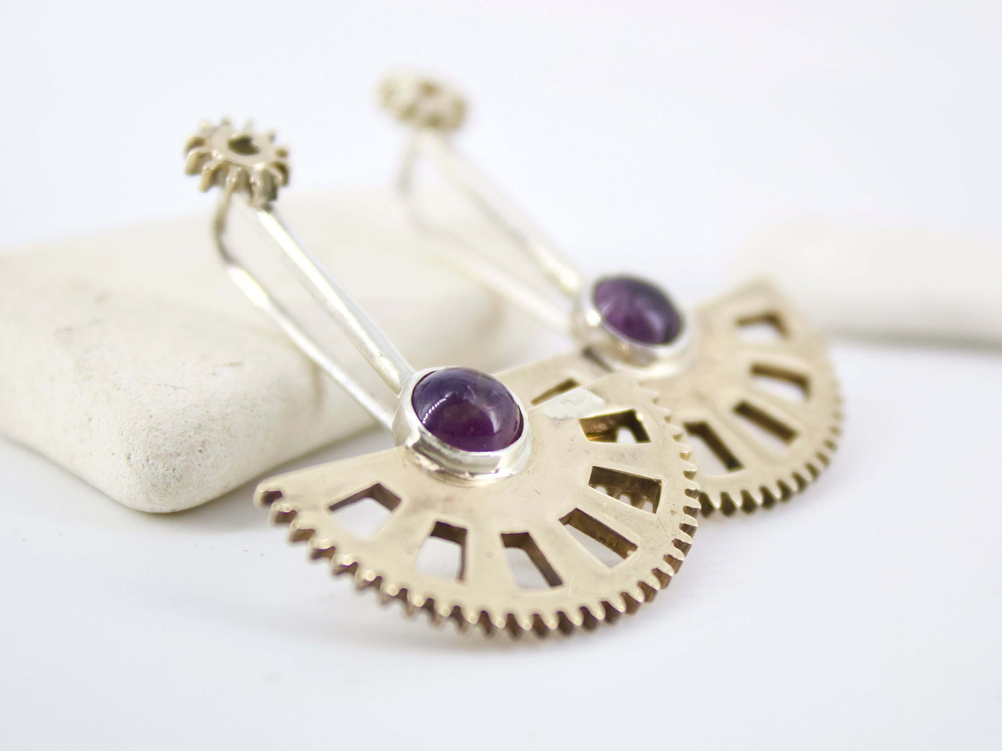 Glimoire orecchini pendenti ametista in argento con cabochon tondo e montatura a ventaglio