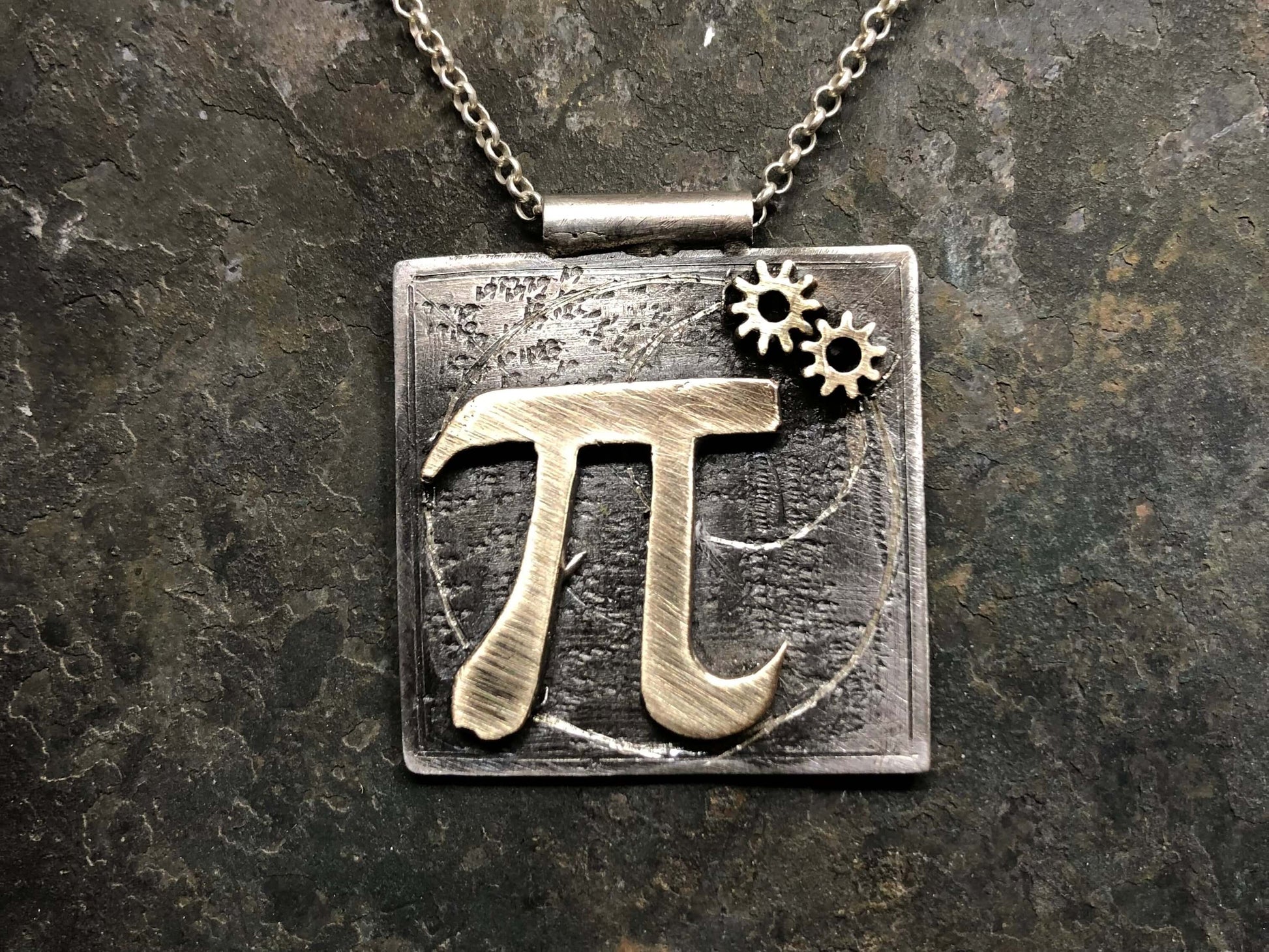 Collana Glimoire con ciondolo quadrato in metallo e simbolo pi con ingranaggi decorativi