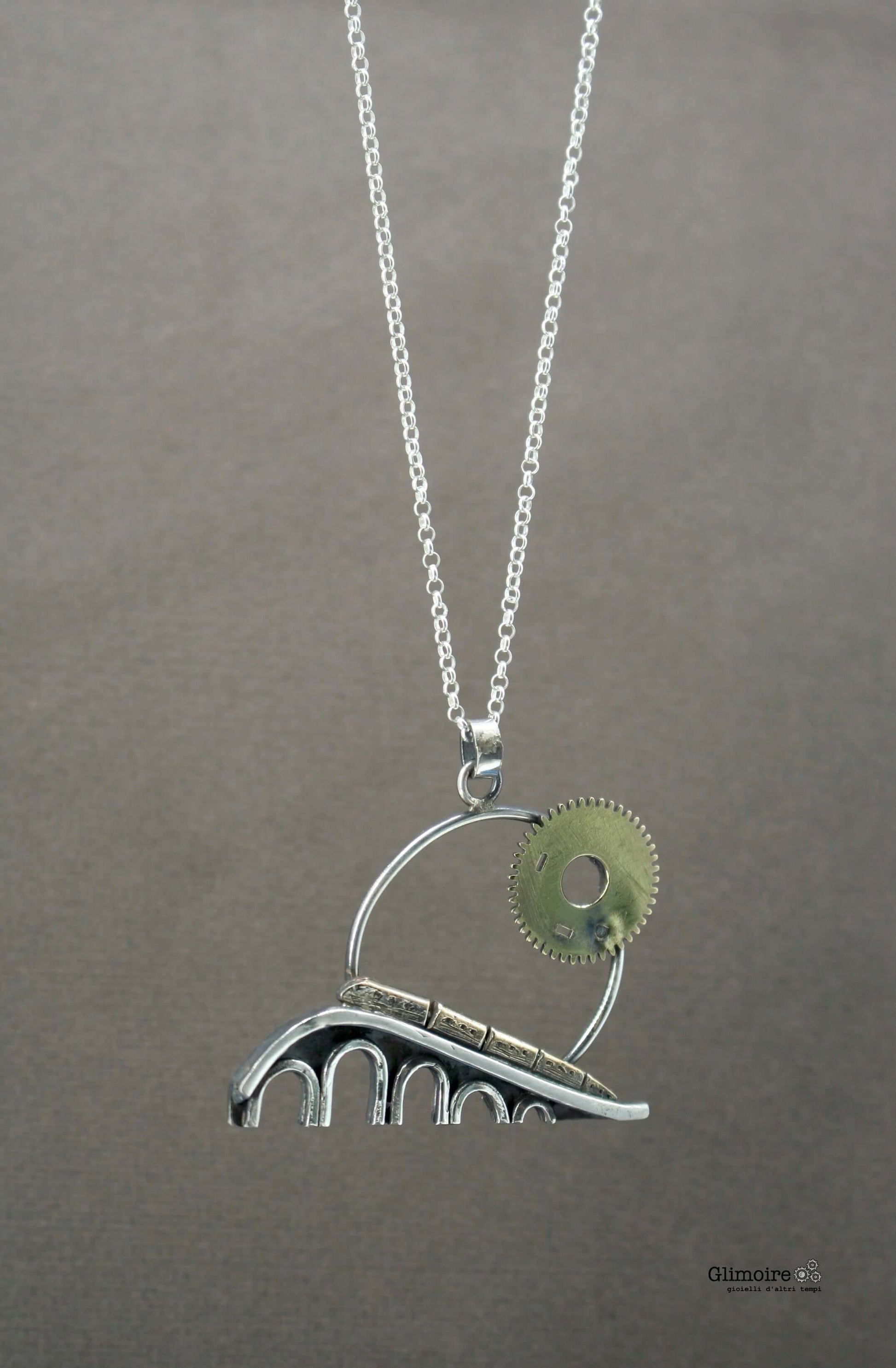 Collana artigianale treno ponte con ciondolo a forma di ponte ad arco e ingranaggio metallico