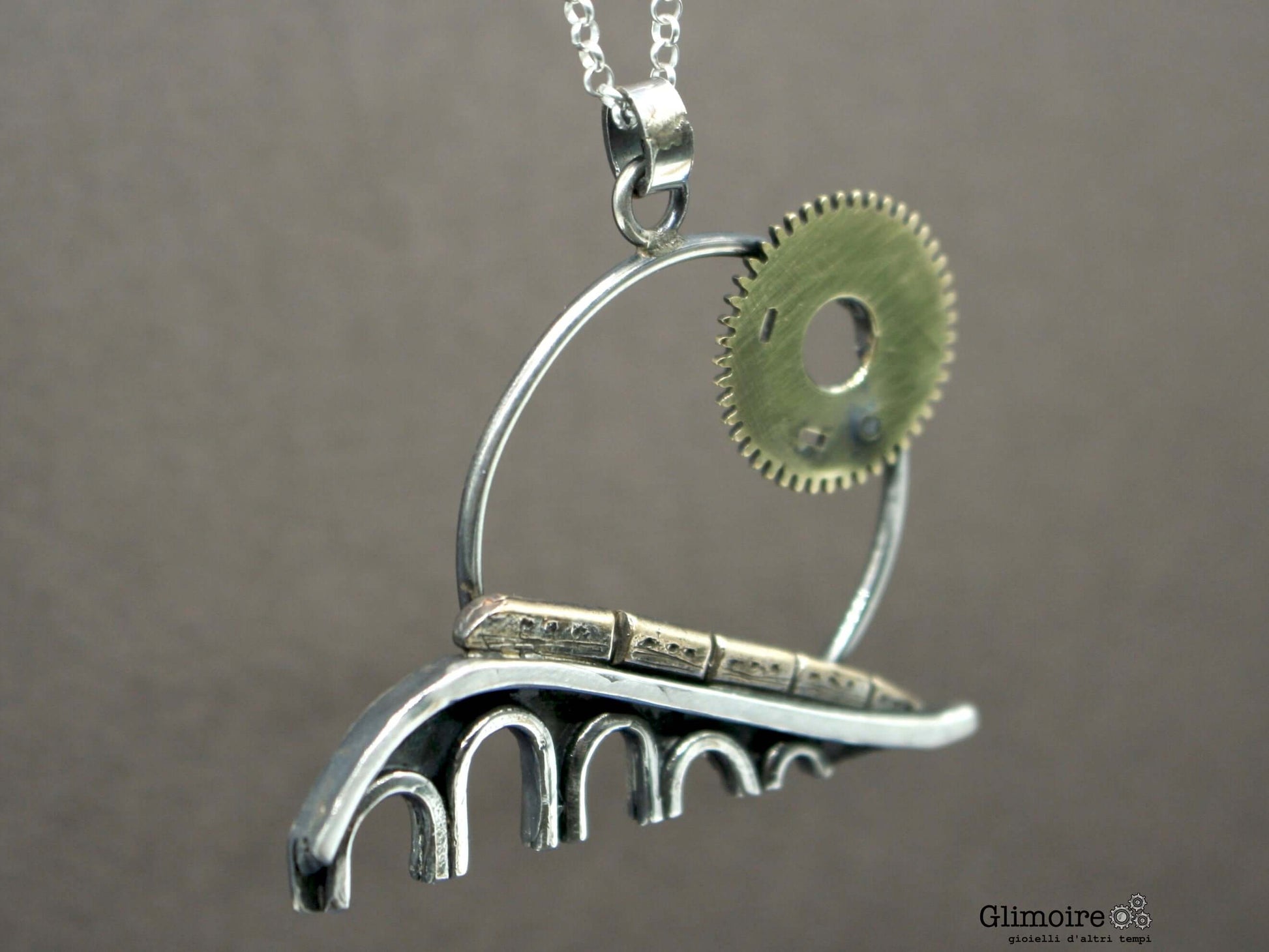 Collana artigianale treno ponte in metallo con dettagli a ingranaggi e catena argento firmata Glimoire