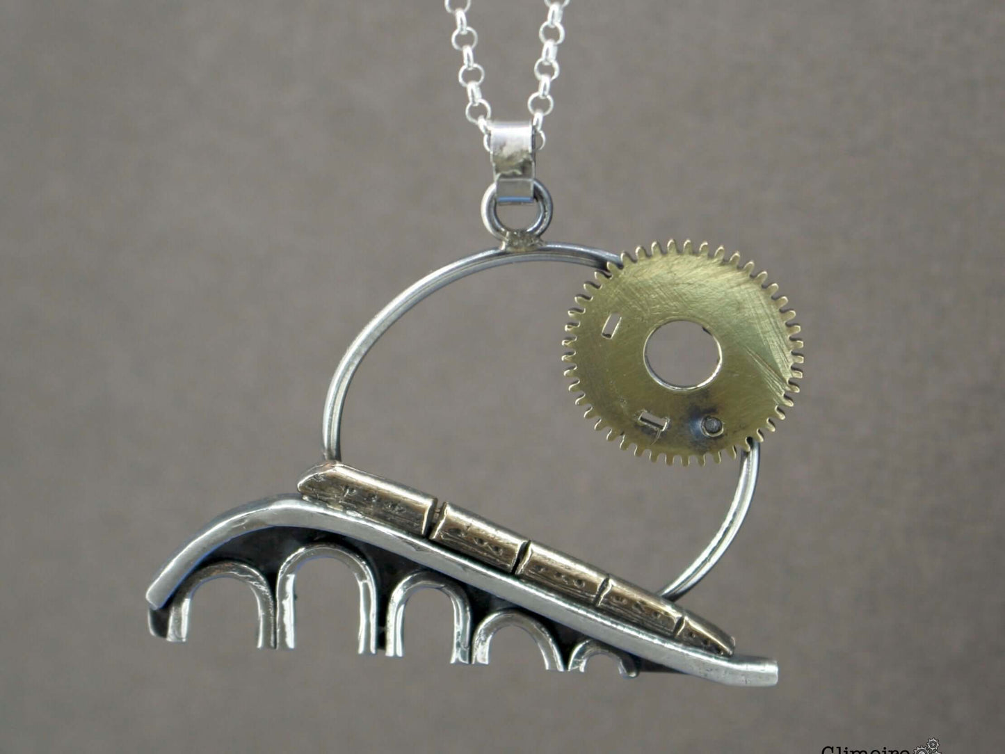 Collana artigianale treno ponte con ingranaggio metallico e catena in argento firmata Glimoire