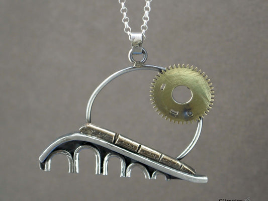 Collana artigianale treno ponte con ingranaggio metallico e catena in argento firmata Glimoire