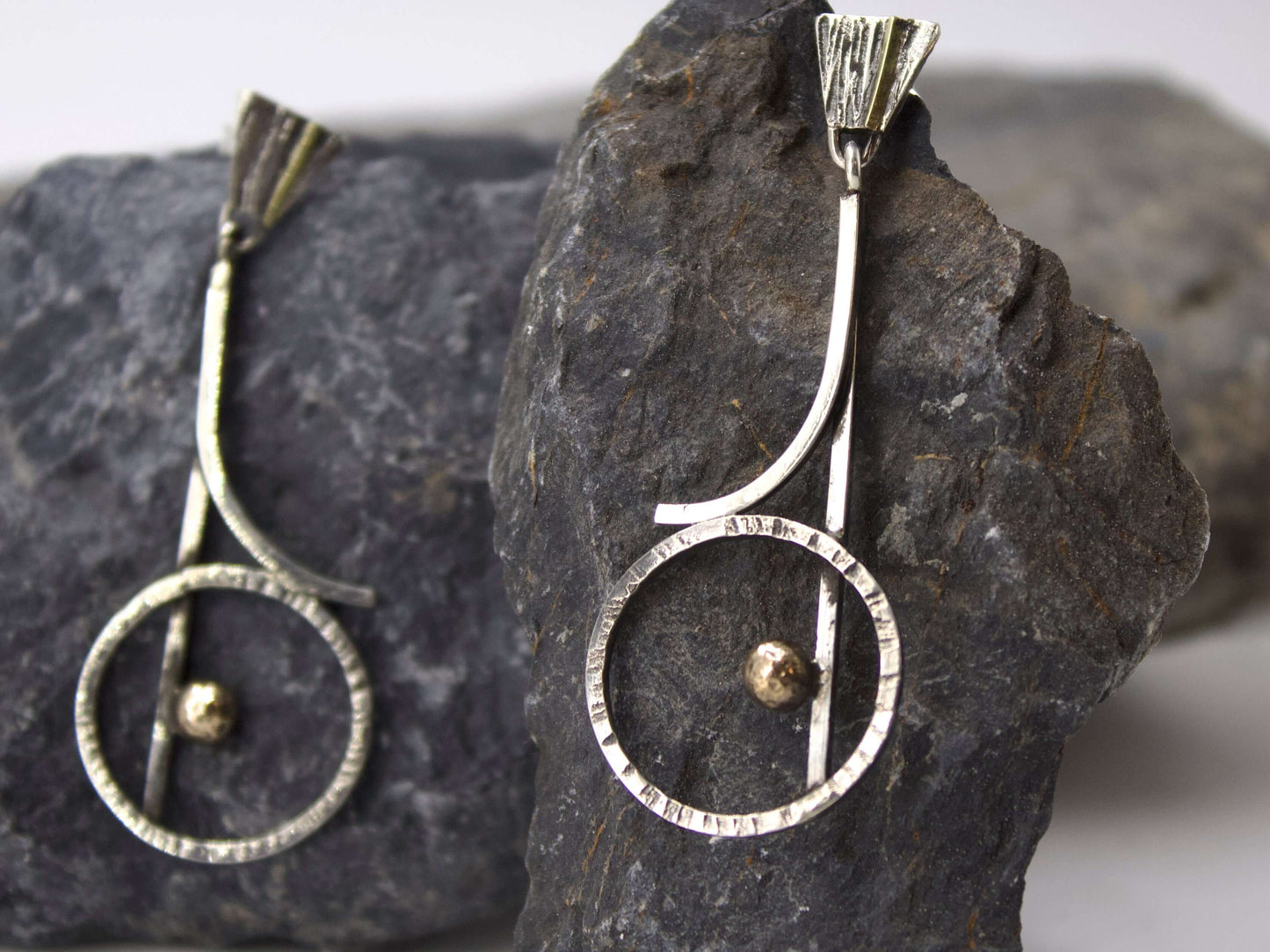 Orecchini Neumi | Ispirati alle note musicali in argento, bronzo e oro incisi a mano – Glimoire Gioielli
